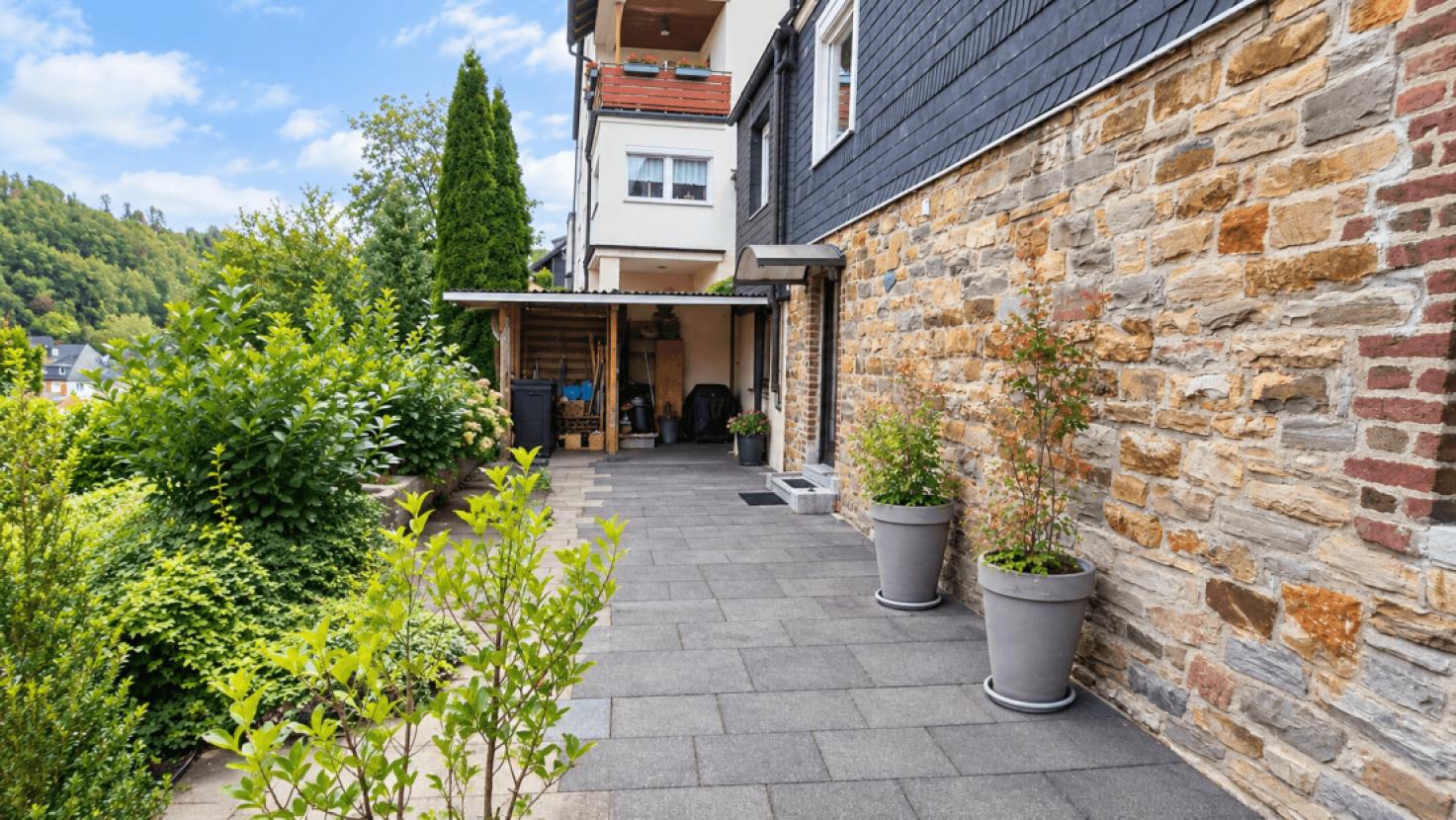 Terrassenbereich mit Zugang in den Keller