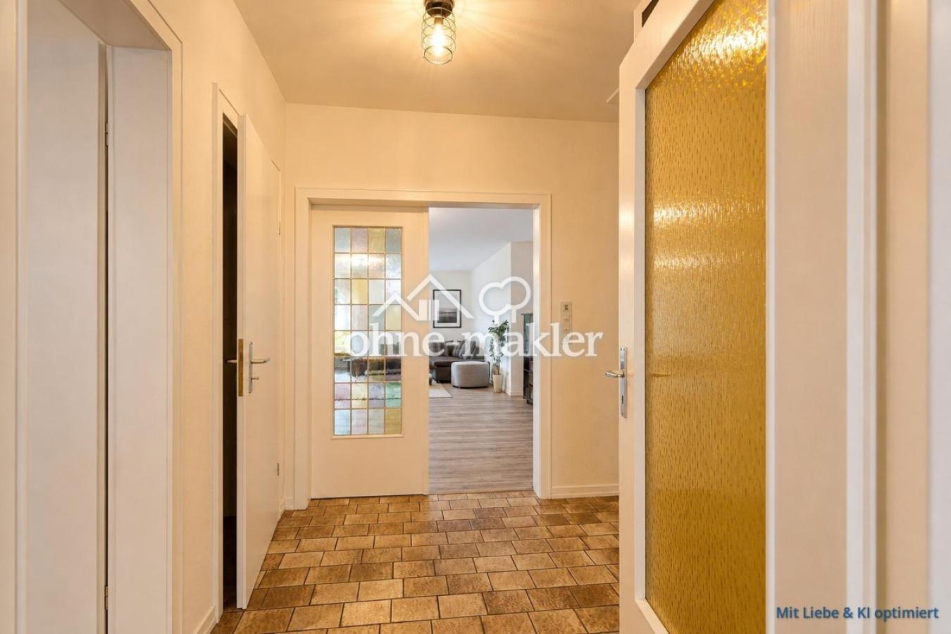Flur z. großzügigen Wohnzimmer