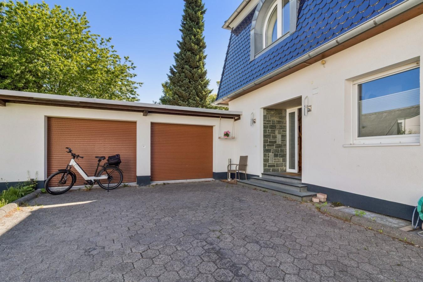 Hof mit Garagen