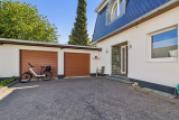 Hof mit Garagen
