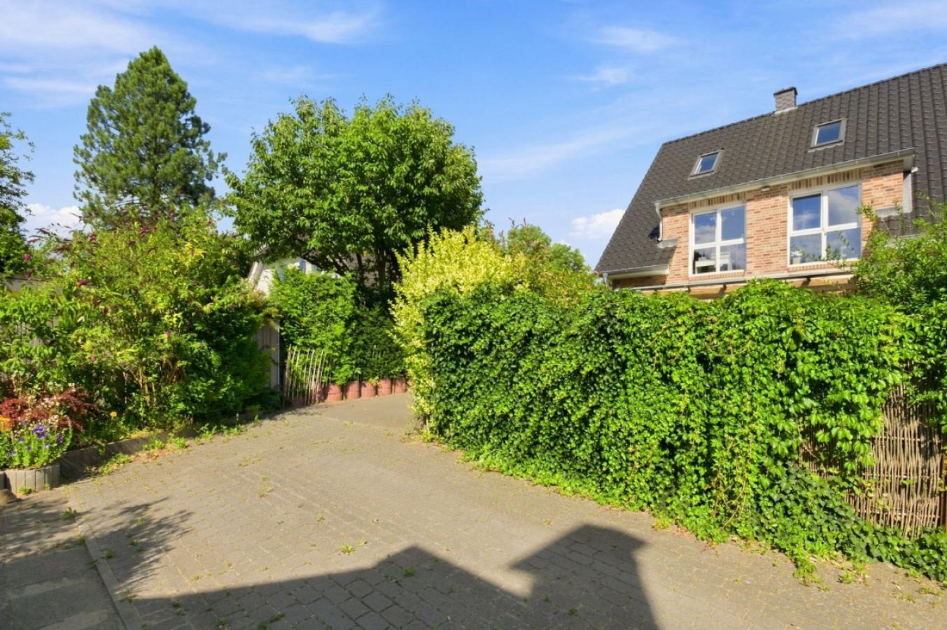Zufahrt u. Stellplatzanlage vom Haus