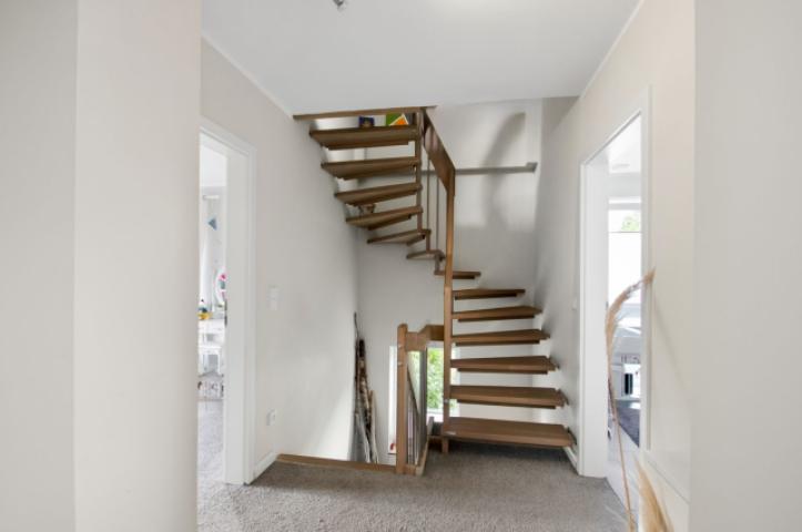 Flur im OG mit Treppe zum DG