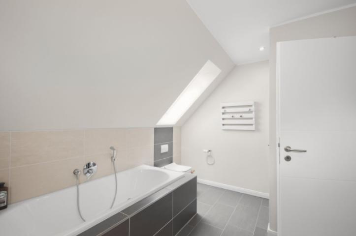 Vollbad mit Wanne im OG