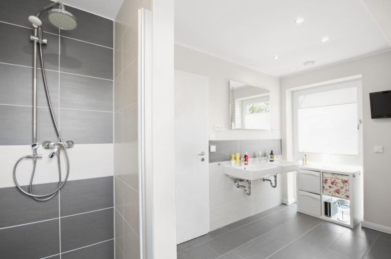 Vollbad mit Dusche im OG