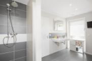 Vollbad mit Dusche im OG