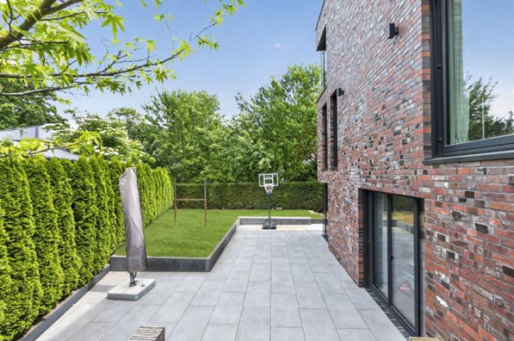 Ostseite der Stadtvilla mit Terrasse u. Garten