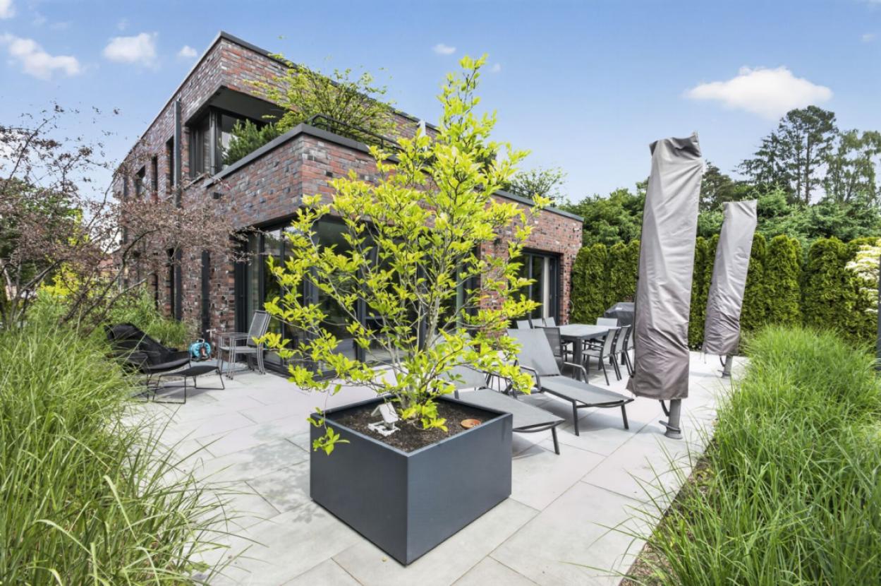 Idyllische Südansicht mit oberer Terrasse