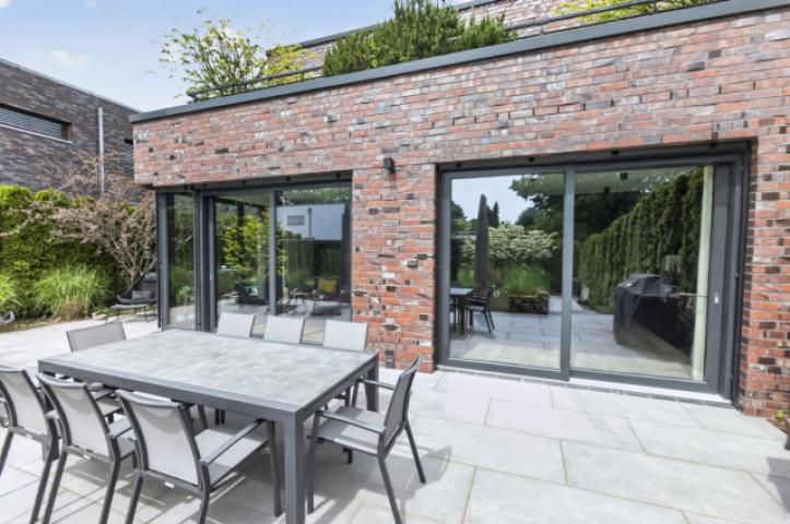 Moderne Terrassenbereiche im EG