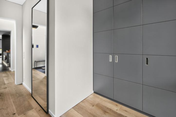 Großzügige Familien-Garderobe im EG