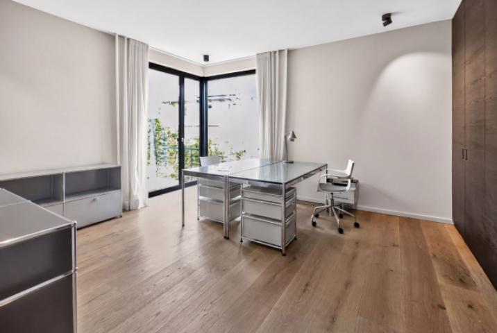 Arbeitszimmer mit Einbauschränken im EG