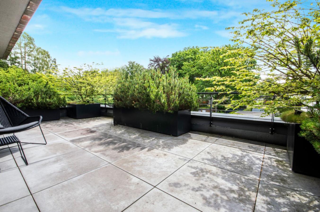 Große Dachterrasse mit Blick ins Grüne