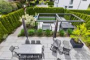 Blick von der Dachterrasse über Poolanlage