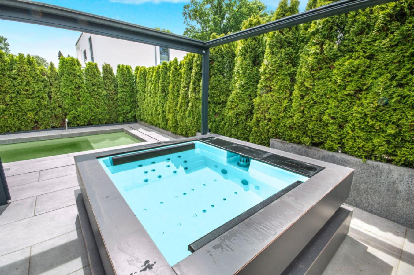 Geschützer Jacuzzi nebst Schwimm-Pool