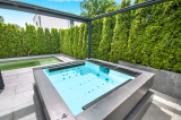 Geschützer Jacuzzi nebst Schwimm-Pool