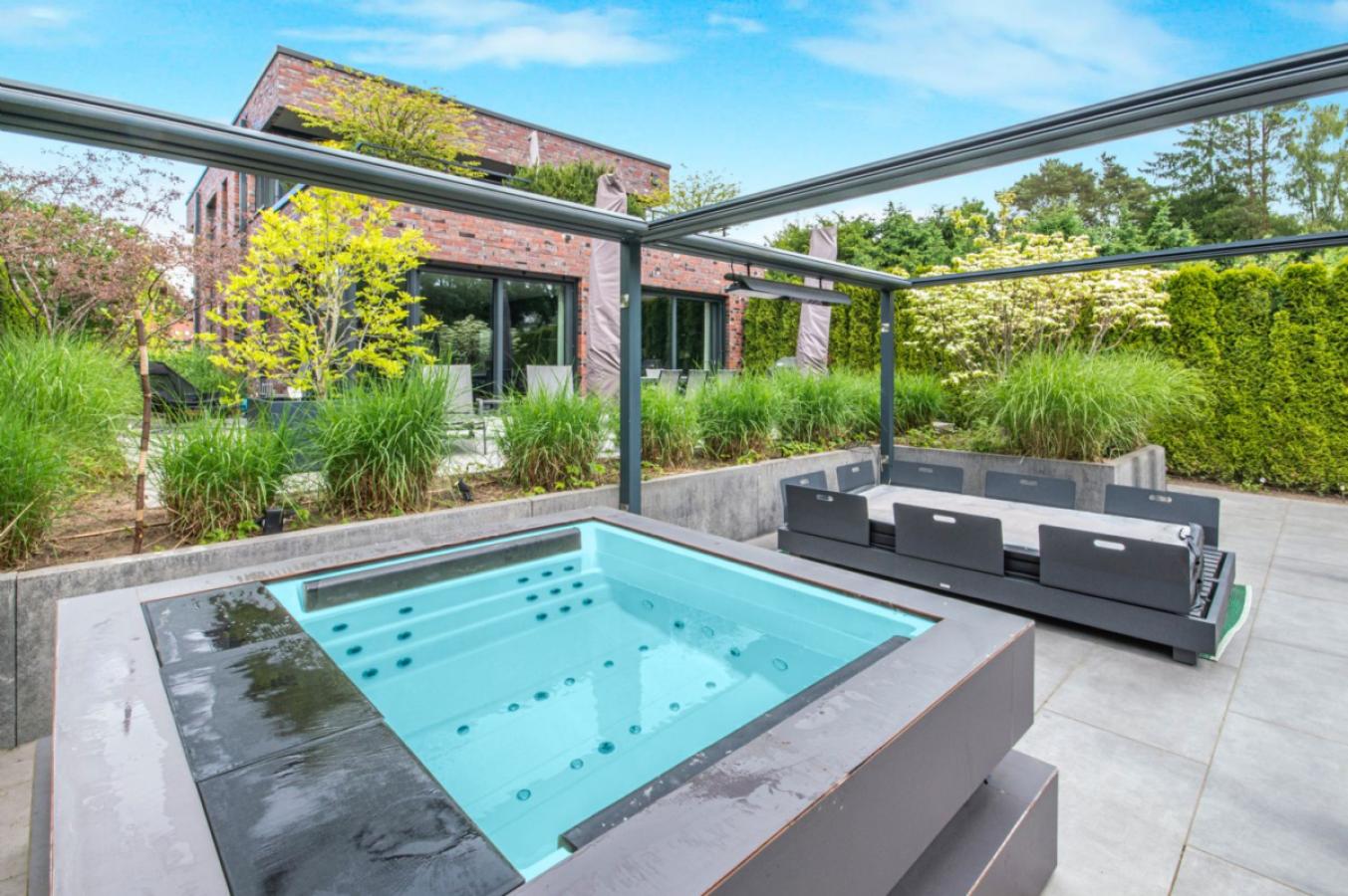 Blick von Jacuzzi u. Loungebereich