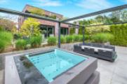 Blick von Jacuzzi u. Loungebereich