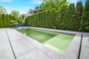 Private Schwimmanlage mit Seitentor