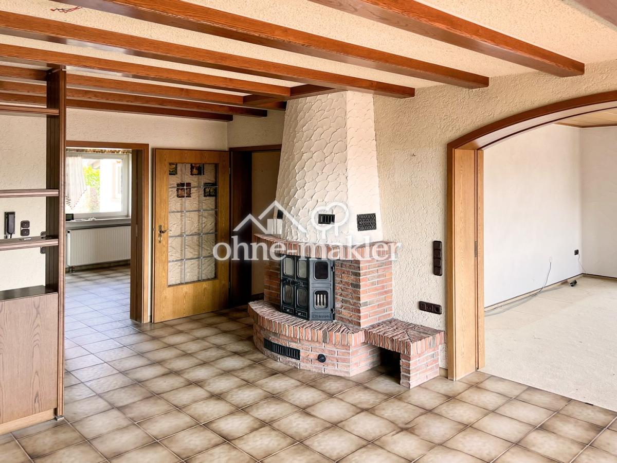 Blick in Küche und Wohnzimmer