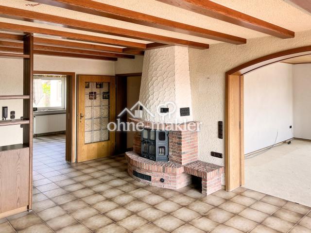 Blick in Küche und Wohnzimmer