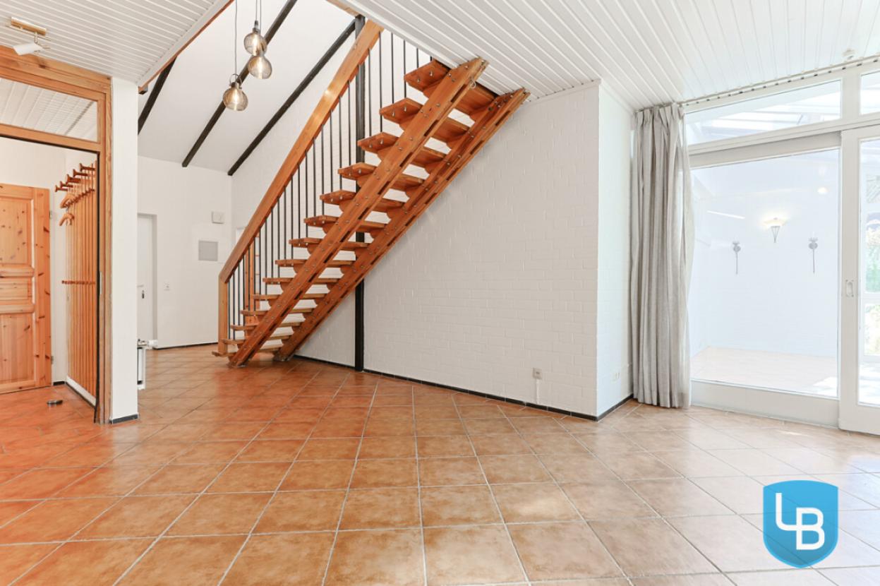 Offene Holztreppe zum Dachgeschoss