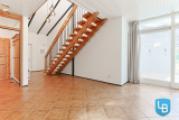 Offene Holztreppe zum Dachgeschoss