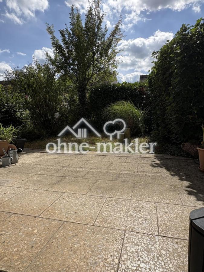 Terrasse und eingewachsener Ga