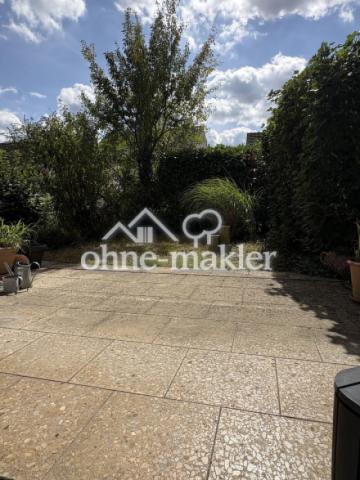 Terrasse und eingewachsener Ga