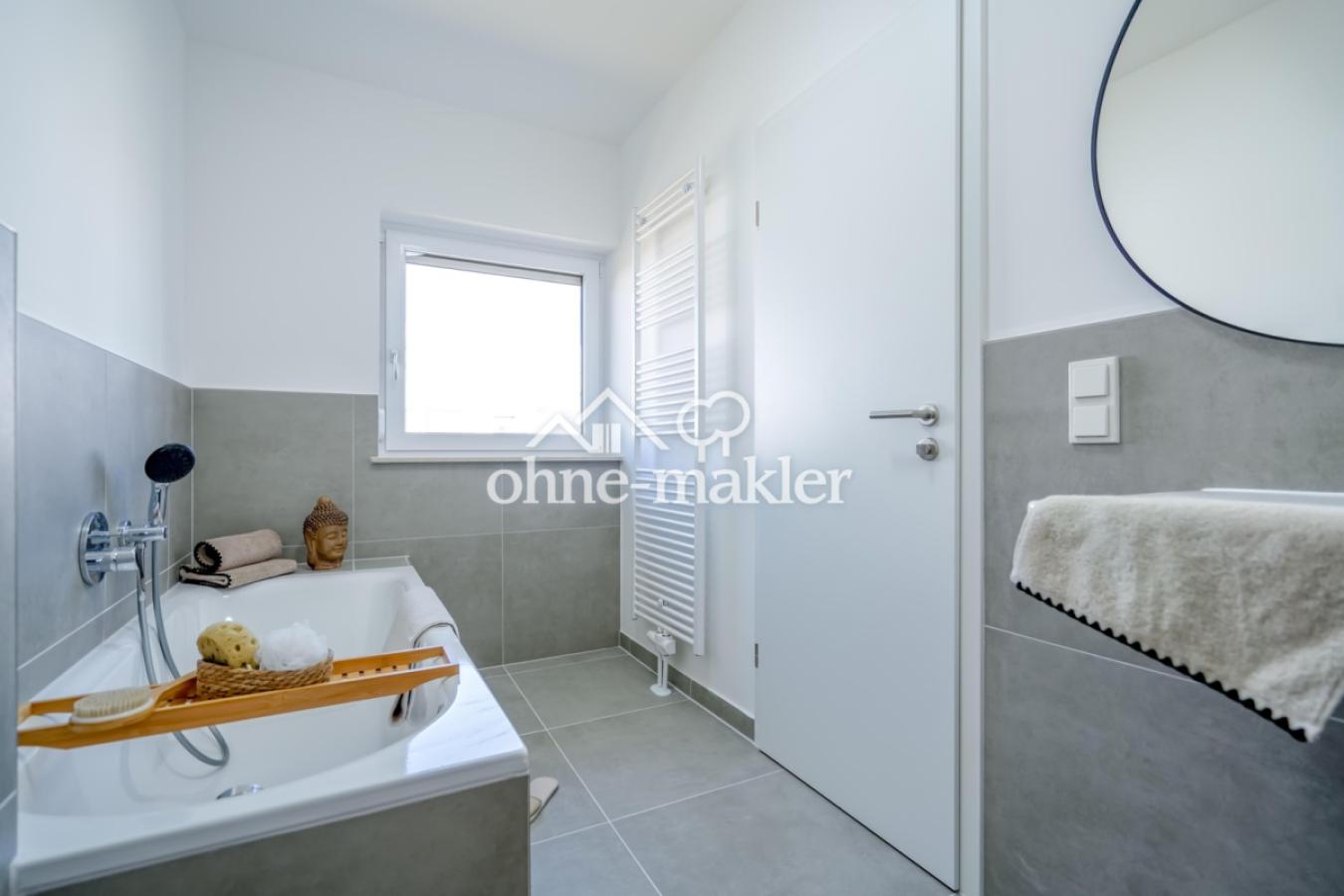 1. OG Ensuite-Bad mit Wanne