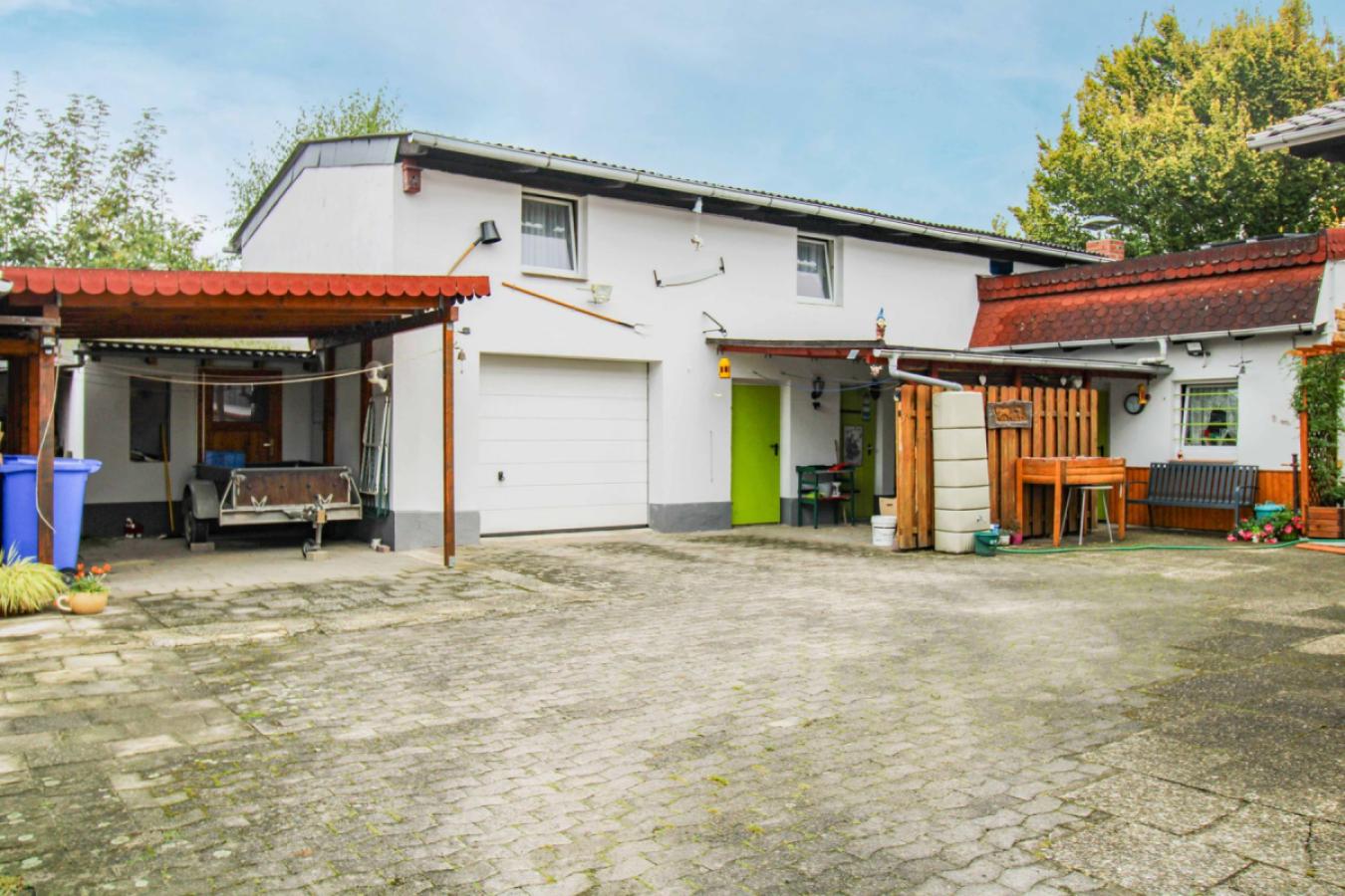 Hof_mit_Garage_und_Carport