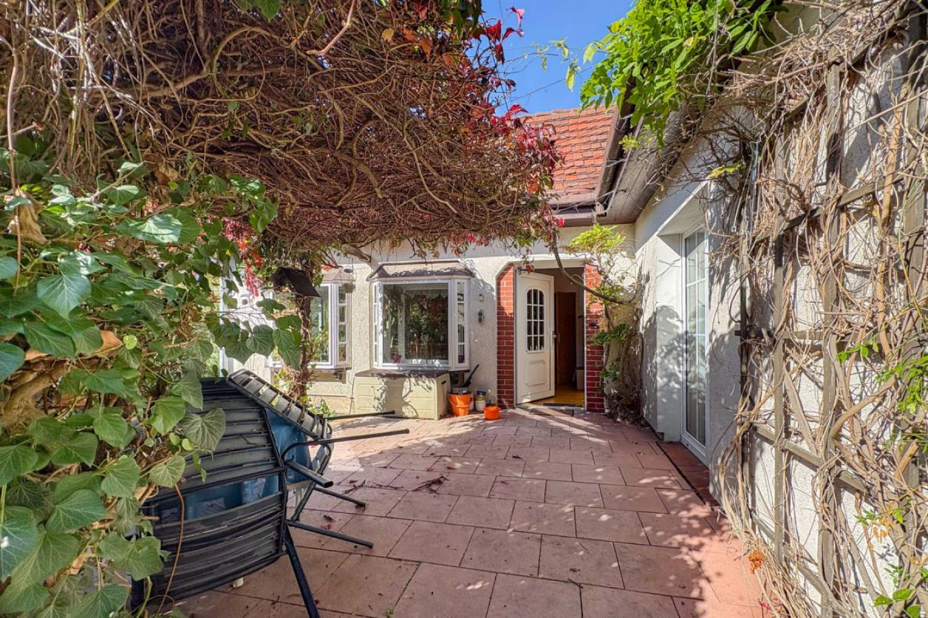 Eingang mit Terrasse
