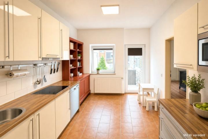 Ansicht Küche mit Zugang zum Balkon OG