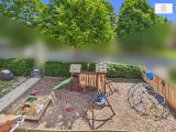 Blick auf den eigene Kinderspielplatz