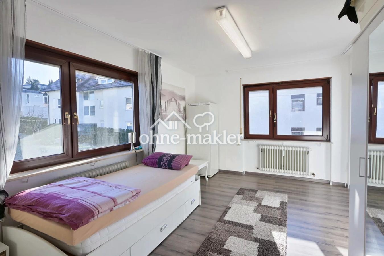 Helles Zimmer mit Fenster