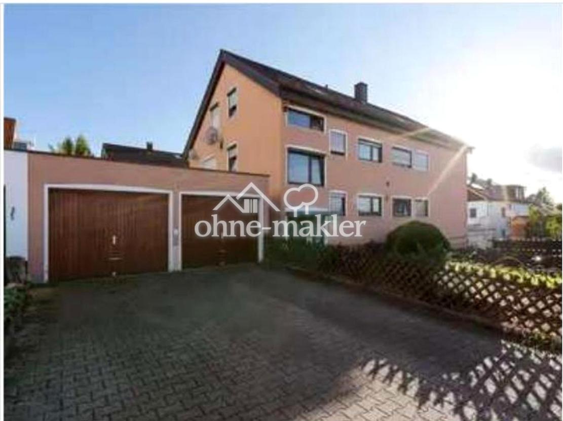 Außenansicht mit Garage