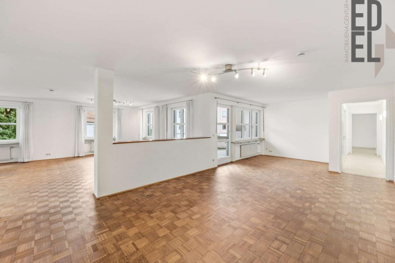Wohnzimmer mit Essplatz und Arbeitsbereich