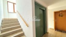 Treppenhaus und Aufzug