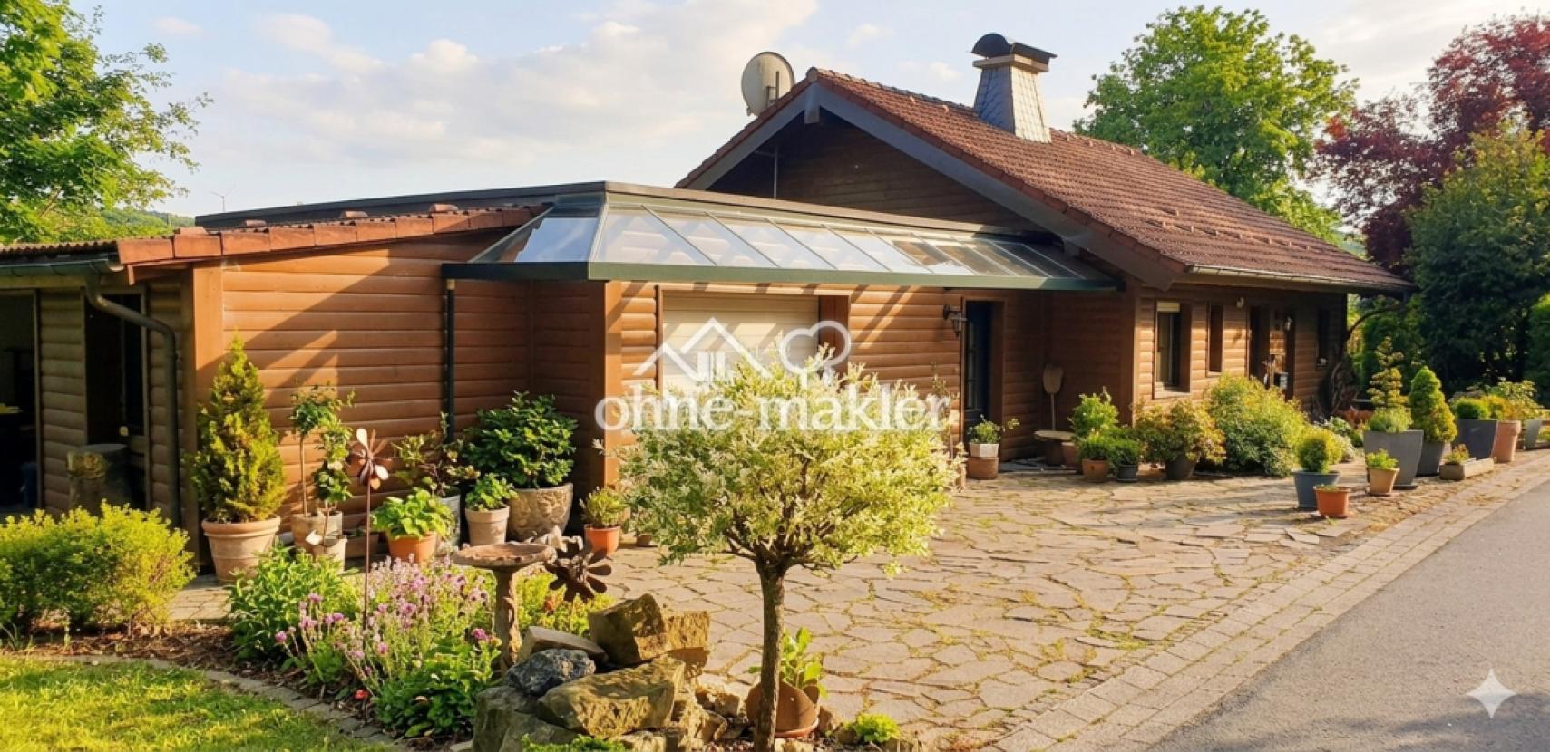 Seitenansicht Haus mit Garage