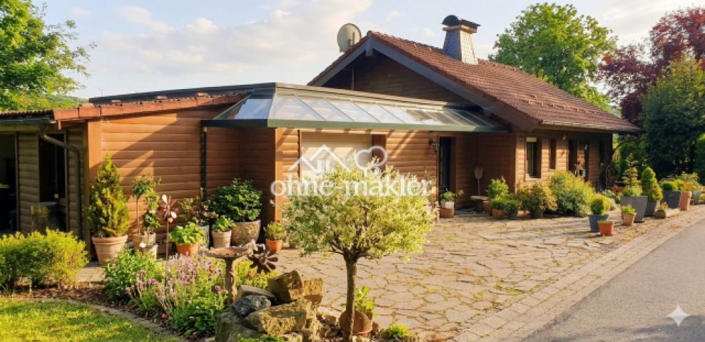 Seitenansicht Haus mit Garage