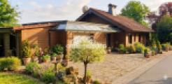 Seitenansicht Haus mit Garage