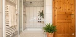 Badezimmer mit Dusche
