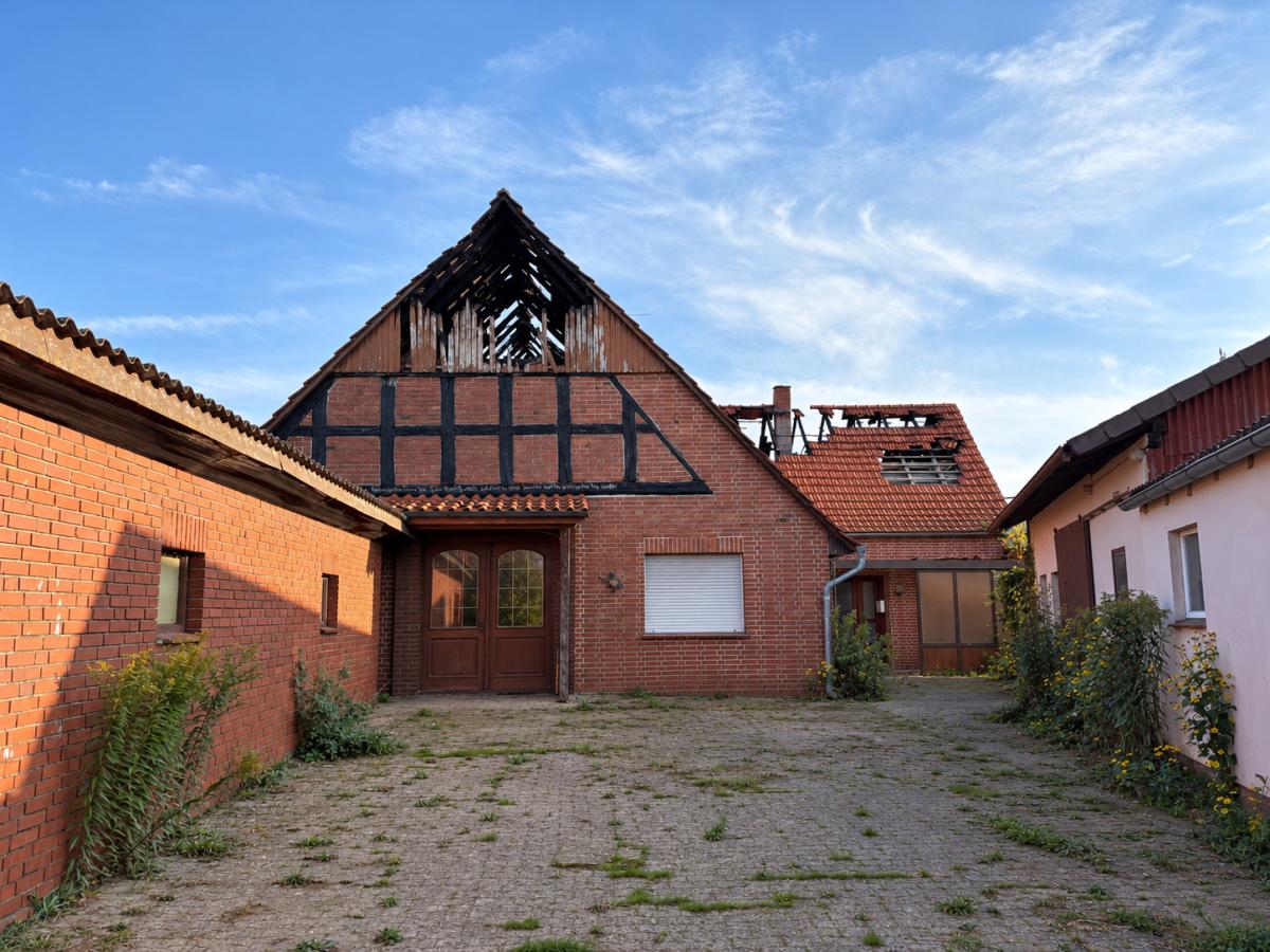 Aufgeräumter Innenhof mit sichtbaren Brandschäden
