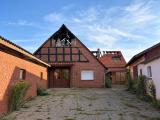 Aufgeräumter Innenhof mit sichtbaren Brandschäden