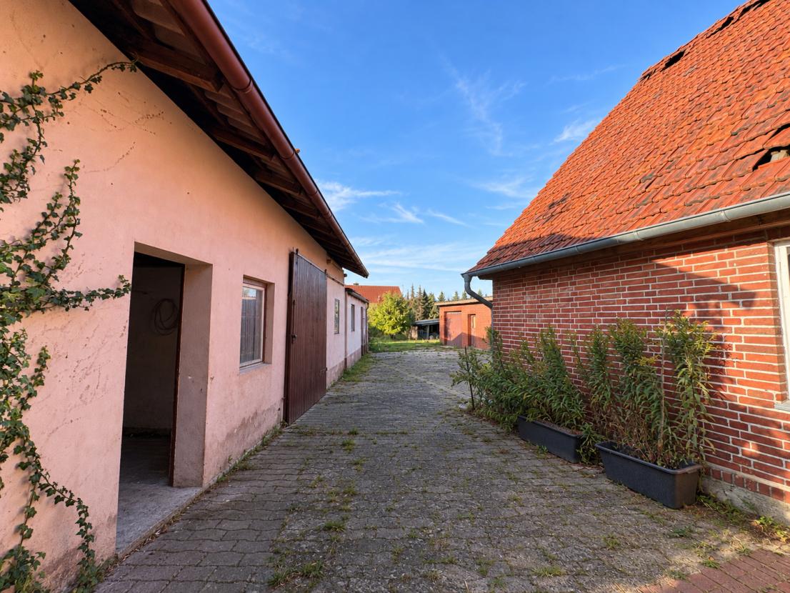 Aufgeräumter Innenhof mit verwittertem Dach