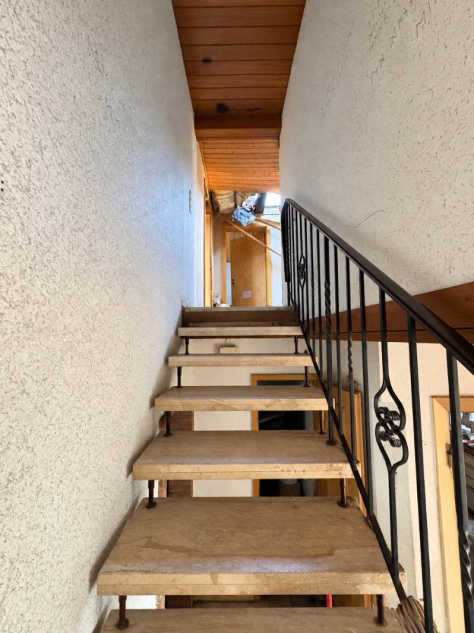 Gereinigtes altes Treppenhaus mit Patina