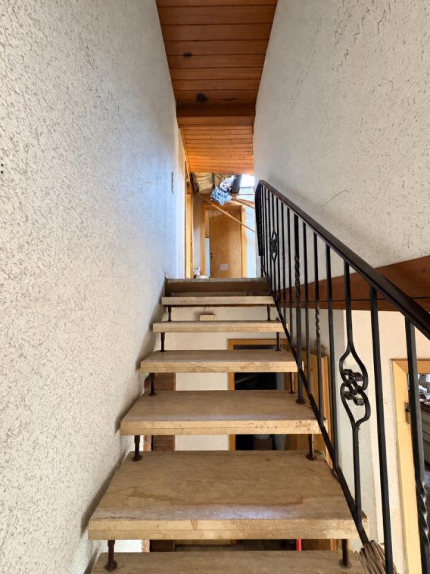 Gereinigtes altes Treppenhaus mit Patina