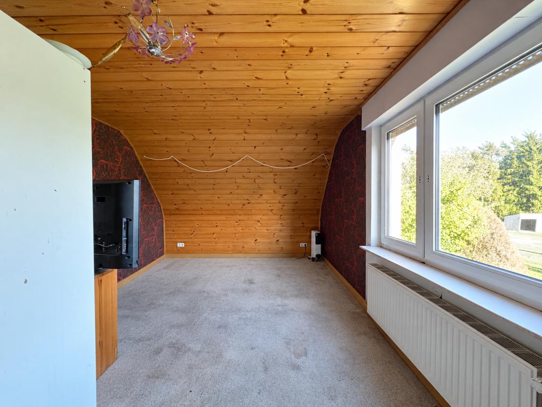 Aufgeräumtes Dachzimmer mit Patina