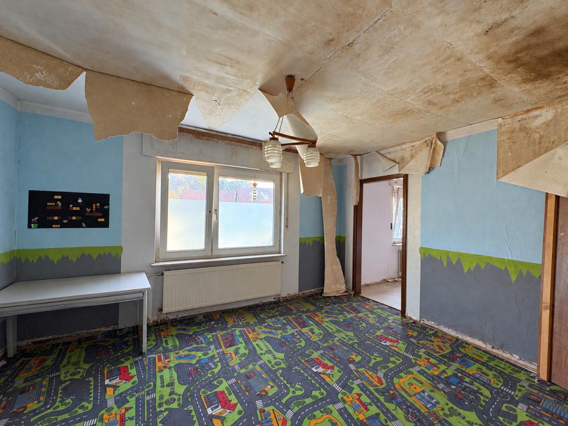 Aufgeräumtes, aber renovierungsbedürftiges Kinderzimmer