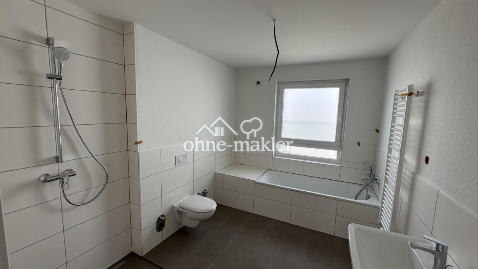 Bad: Wanne, Dusche, Heizkörper