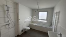 Bad: Wanne, Dusche, Heizkörper