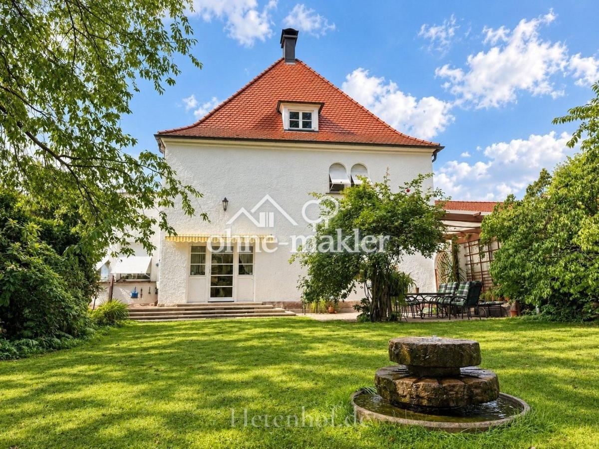 Rosengarten mit Steinbrunnen